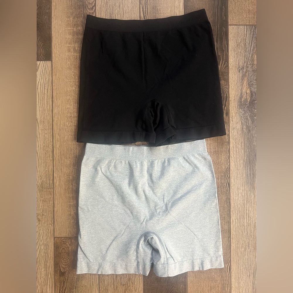 1X Gloria Vanderbilt 2 Pack Grey And Black Seamless Slip Shorts. Light Control